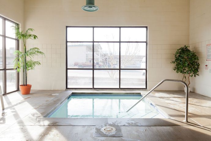 Imagen de la piscina del Hotel Benny\'s Colville Inn. Foto 16