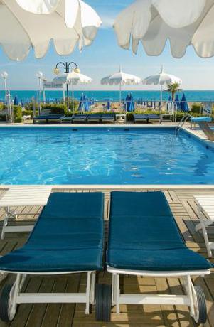 Imagen de la piscina del Hotel Beny. Foto 6