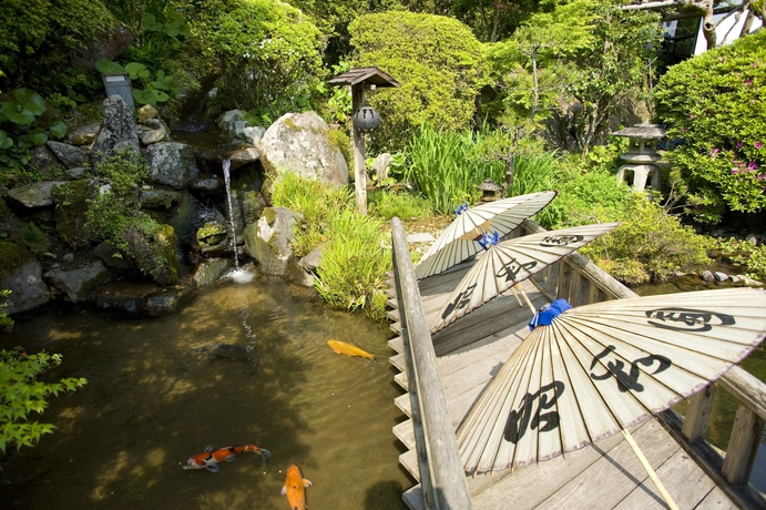 Imagen de los exteriores del Hotel Beppu Showaen. Foto 17