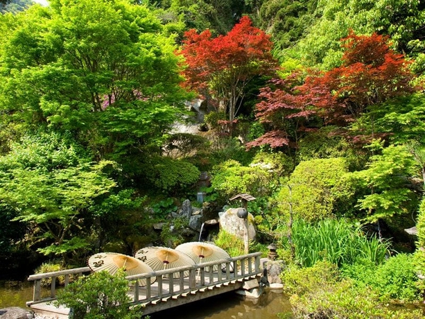 Imagen de los exteriores del Hotel Beppu Showaen. Foto 18