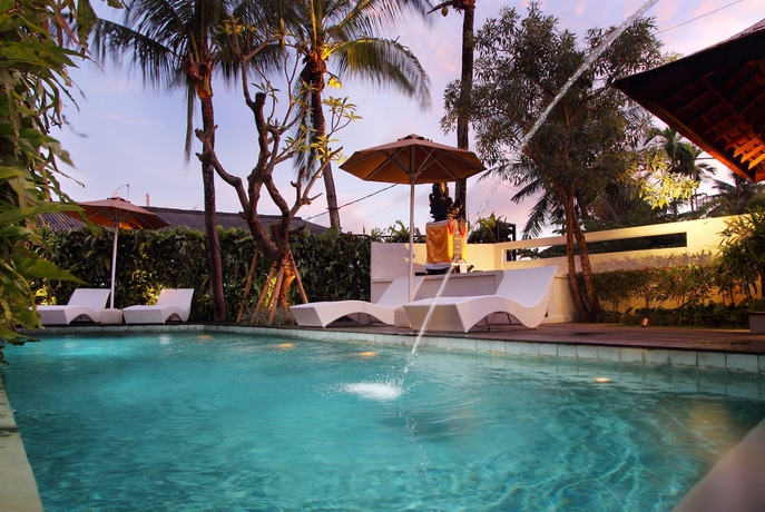 Imagen de la piscina del Hotel Berawa Beach Residence. Foto 8