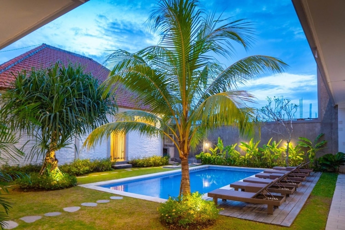 Imagen de la piscina del Hotel Berawa Dini Guesthouse. Foto 19