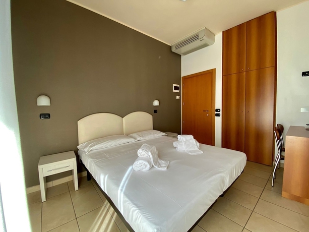 Imagen de la habitación del Hotel Berenice. Foto 6