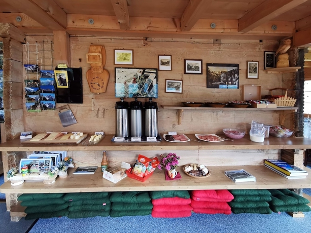 Imagen del bar/restaurante del Hotel Berggasthaus Tschingelhorn - only accessible on foot (2 hour hike). Foto 9