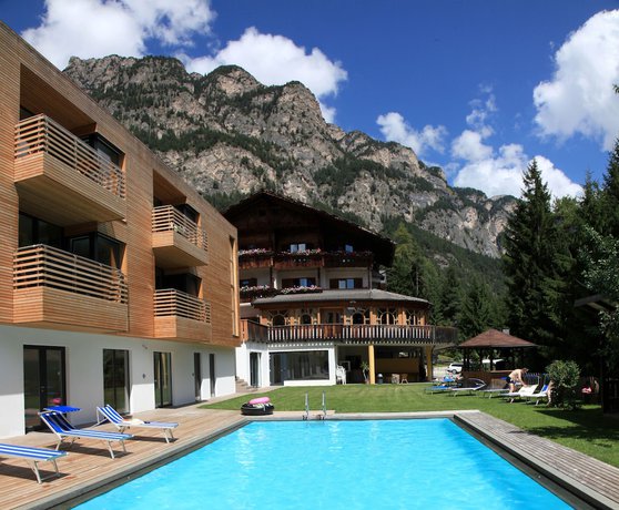 Imagen de la piscina del Hotel Berghotel Pine. Foto 13