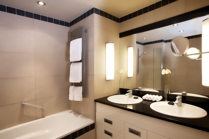 Imagen de la habitación del Hotel Bergs Suites. Foto 7