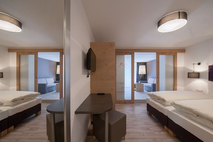 Imagen de la piscina del Hotel Bergwelt, Langenfeld. Foto 15