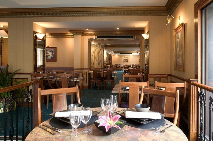 Imagen del bar/restaurante del Hotel Berjaya Eden Park London. Foto 3