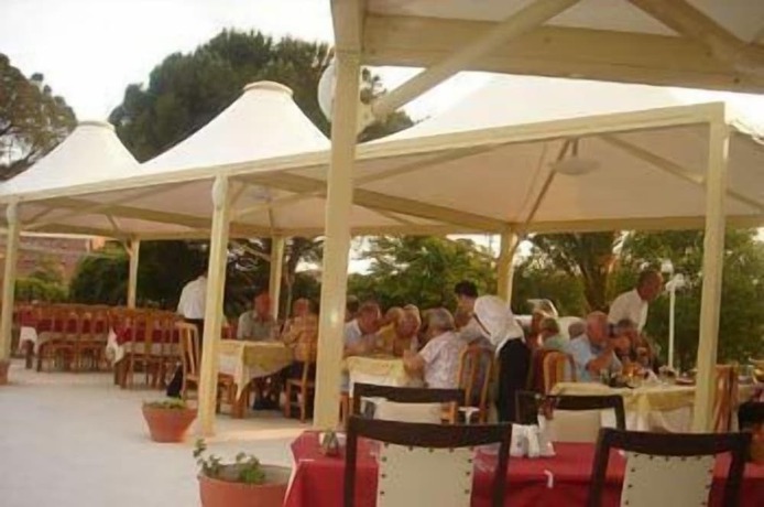 Imagen del bar/restaurante del Hotel Berksoy. Foto 4