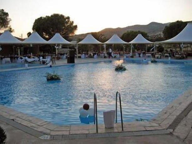 Imagen de la piscina del Hotel Berksoy. Foto 20