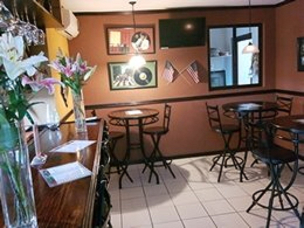 Imagen del bar/restaurante del Hotel Berlor Airport Inn. Foto 3