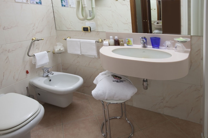 Imagen de la habitación del Hotel Berna, Milán. Foto 9