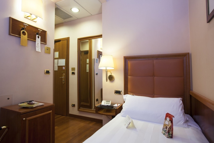 Imagen de la habitación del Hotel Berna, Milán. Foto 13