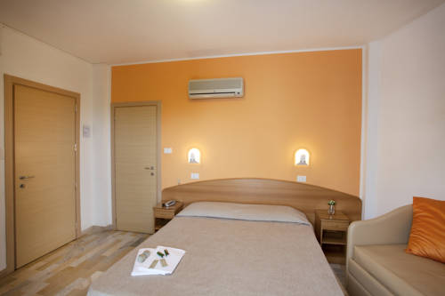 Imagen de la habitación del Hotel Bernard. Foto 6