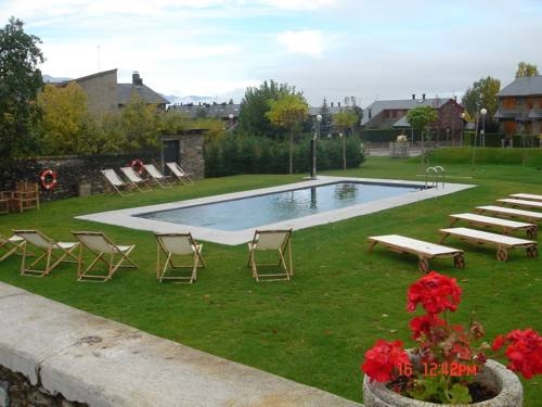 Imagen de la piscina del Hotel Bernat De So. Foto 6