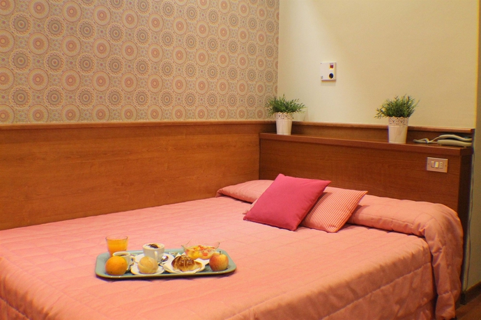 Imagen de la habitación del Hotel Bernina, Milán. Foto 13