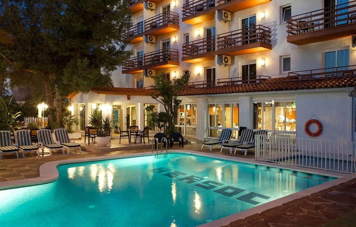 Imagen de la piscina del Hotel Bersoca. Foto 15