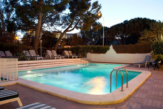 Imagen de la piscina del Hotel Bersoca. Foto 16