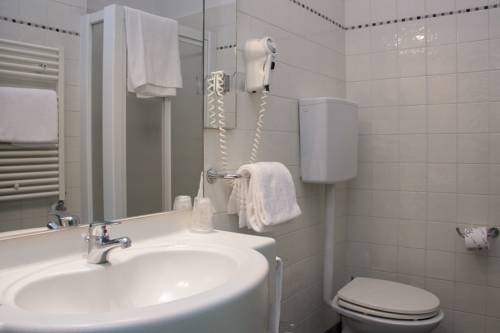 Imagen de la habitación del Hotel Berta, Desenzano del Garda. Foto 7