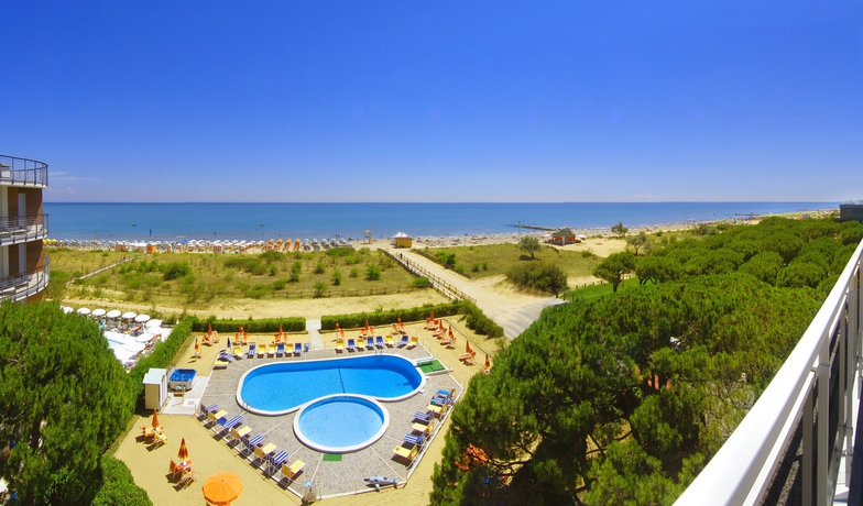 Imagen de la piscina del Hotel Bertha, Lido Di Jesolo. Foto 9