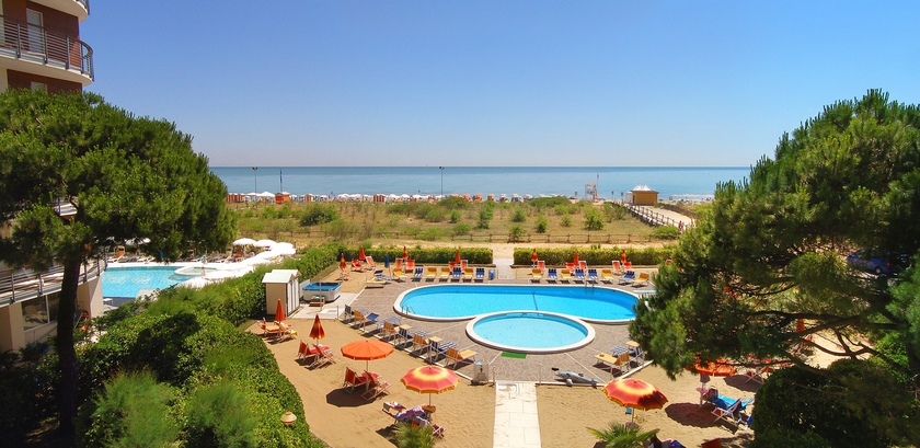 Imagen de la piscina del Hotel Bertha, Lido Di Jesolo. Foto 10