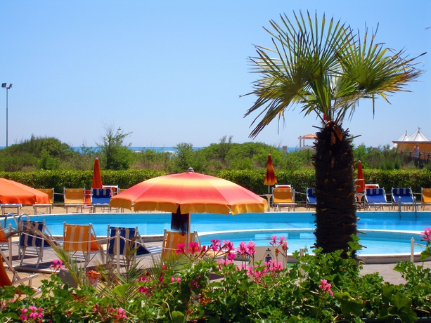 Imagen de la piscina del Hotel Bertha, Lido Di Jesolo. Foto 11