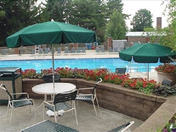 Imagen de la piscina del Hotel Bertram Inn At Glenmoor. Foto 18