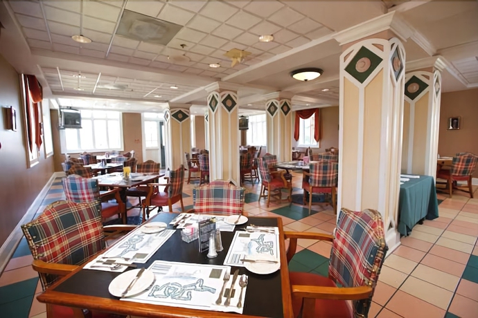 Imagen del bar/restaurante del Hotel Bertram Inn At Glenmoor. Foto 6