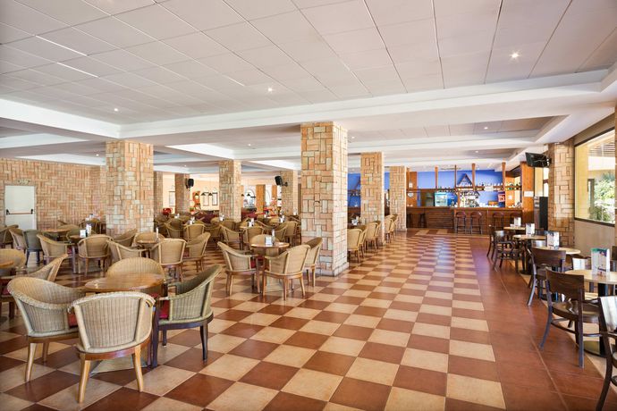 Imagen del bar/restaurante del Hotel Best Alcazar. Foto 2