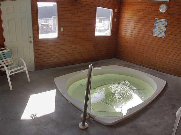 Imagen de la piscina del Hotel Best Budget Inn and Suites. Foto 10