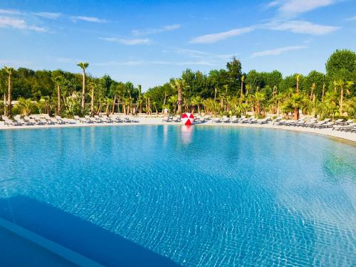 Imagen de la piscina del Hotel Best Holiday Port Grimaud. Foto 9