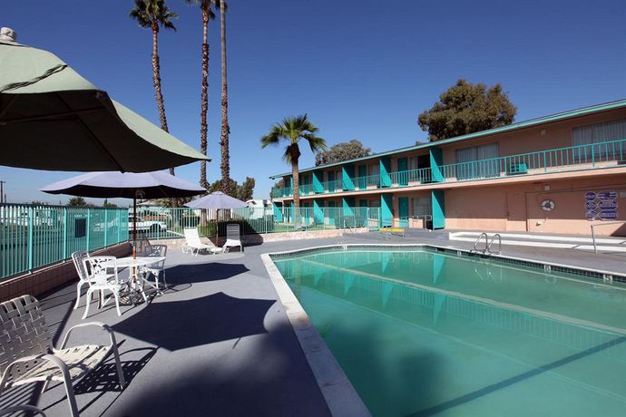 Imagen de la piscina del Hotel Best Inn & Suites. Foto 6