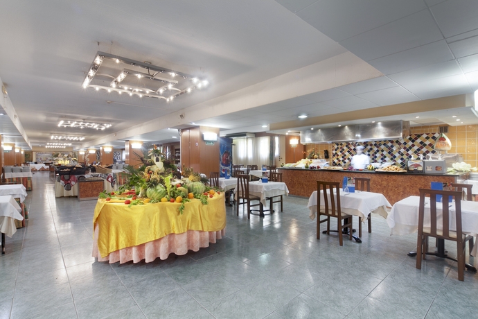 Imagen del bar/restaurante del Hotel Best Oasis Park. Foto 4