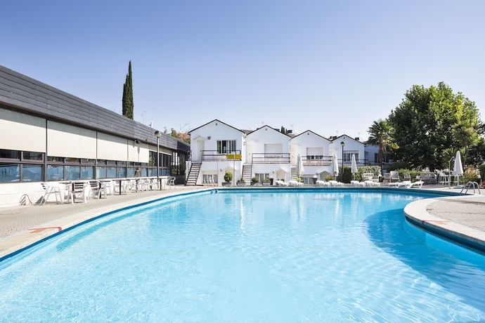 Imagen de la piscina del Hotel Best Osuna Feria Madrid. Foto 18