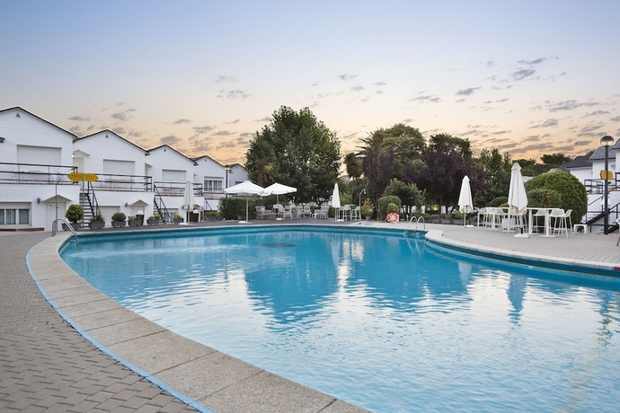 Imagen de la piscina del Hotel Best Osuna Feria Madrid. Foto 19