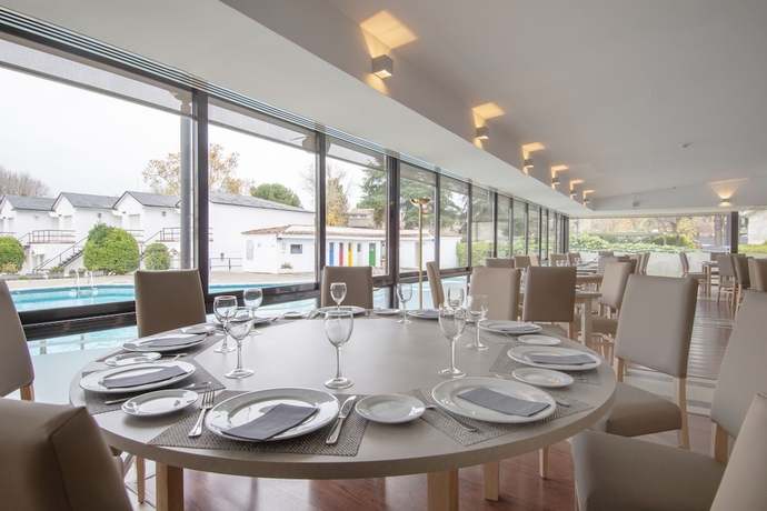 Imagen del bar/restaurante del Hotel Best Osuna Feria Madrid. Foto 3