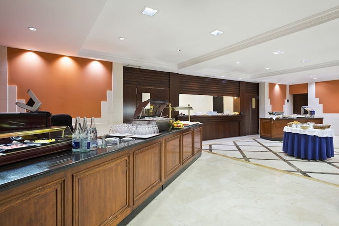 Imagen del bar/restaurante del Hotel Best Osuna Feria Madrid. Foto 4