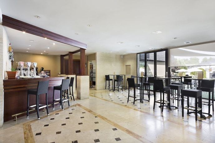 Imagen del bar/restaurante del Hotel Best Osuna Feria Madrid. Foto 5
