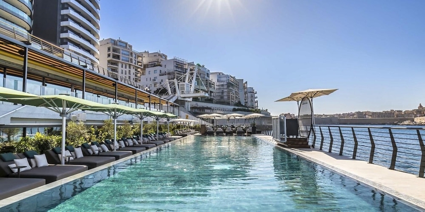 Imagen de la piscina del Hotel Best View Fortina Luxury Suites. Foto 16