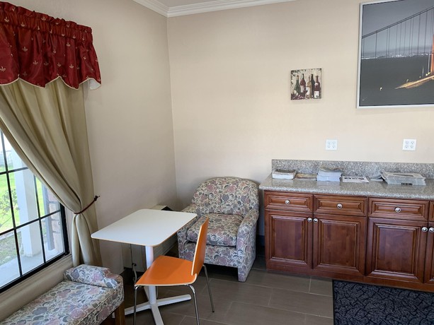Imagen de los interiores del Hotel Best Way Inn. Foto 18
