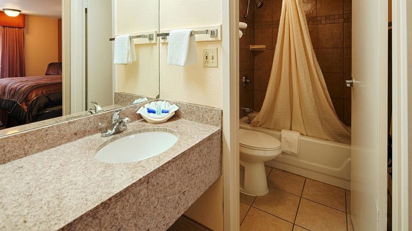Imagen de la piscina del Hotel Best Western Airport. Foto 16