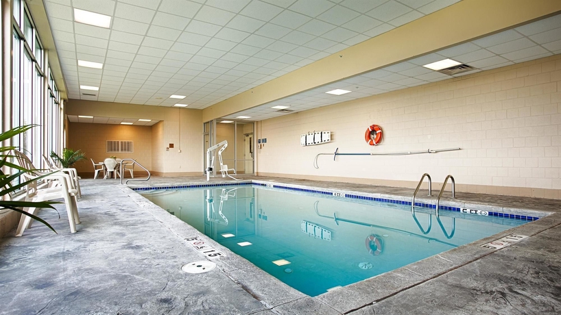 Imagen de la piscina del Hotel Best Western Airport Inn and Suites Cleveland. Foto 16