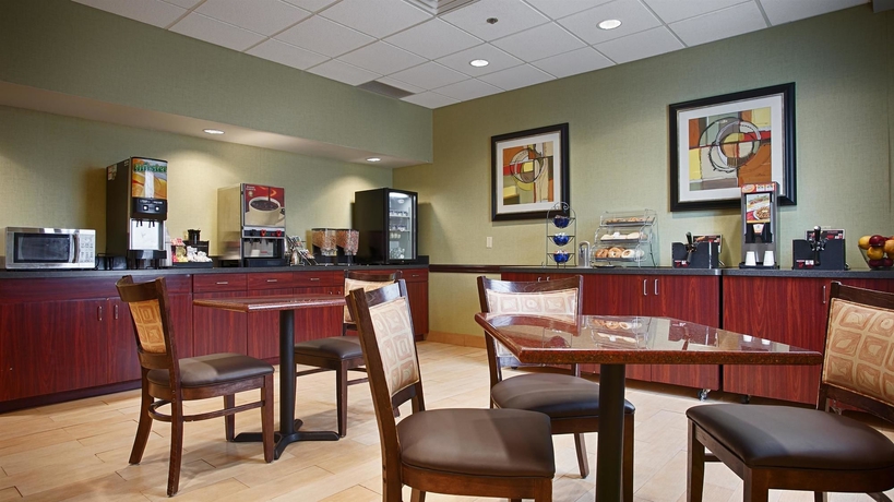 Imagen del bar/restaurante del Hotel Best Western Airport Inn and Suites Cleveland. Foto 3