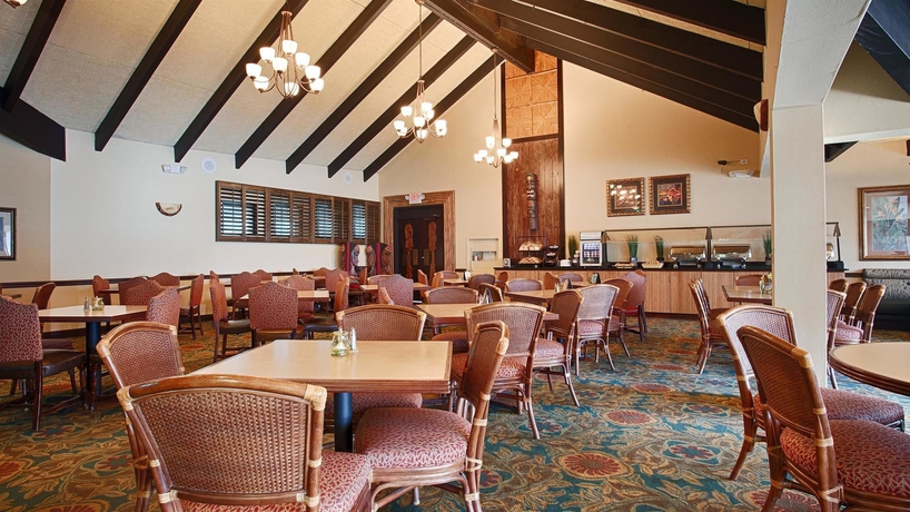 Imagen del bar/restaurante del Hotel Best Western Aku Tiki Inn. Foto 4