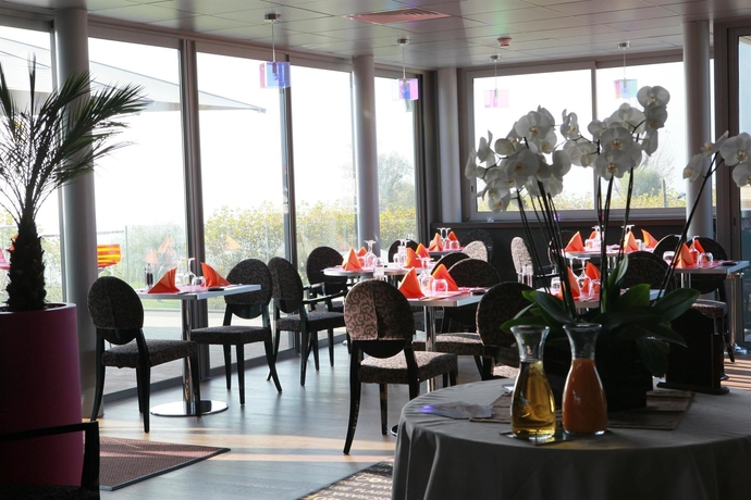 Imagen del bar/restaurante del Hotel Best Western Aquakub. Foto 6