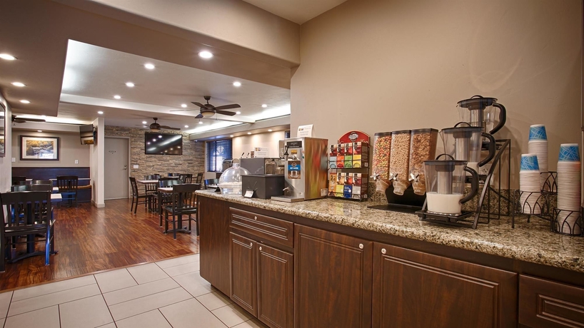 Imagen del bar/restaurante del Hotel Best Western Bishop Lodge. Foto 3