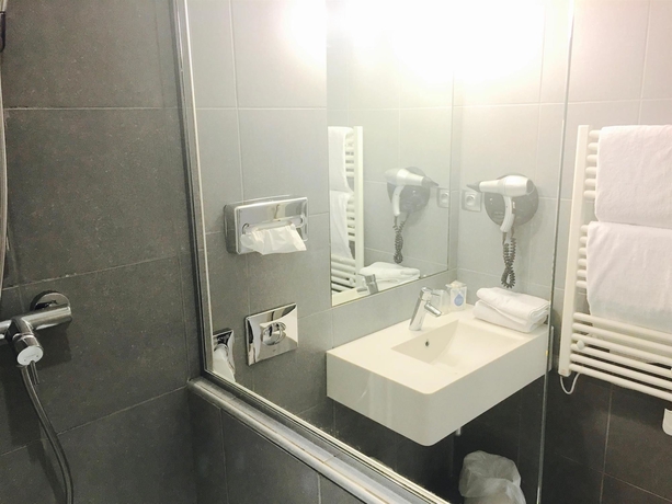 Imagen de la habitación del Hotel Best Western Bourgoin Jallieu. Foto 3