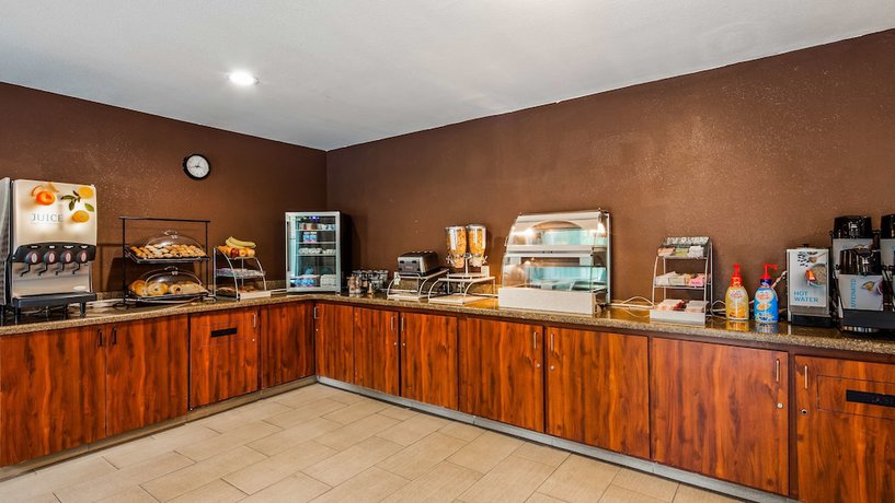 Imagen del bar/restaurante del Hotel Best Western Brentwood Inn. Foto 2