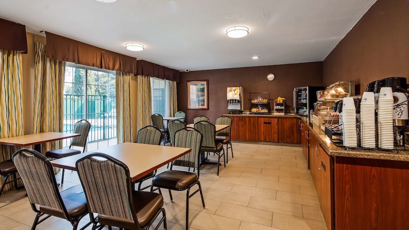 Imagen del bar/restaurante del Hotel Best Western Brentwood Inn. Foto 3