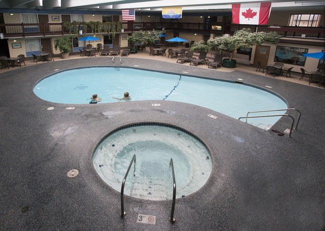Imagen de la piscina del Hotel Best Western Bridgeview. Foto 19